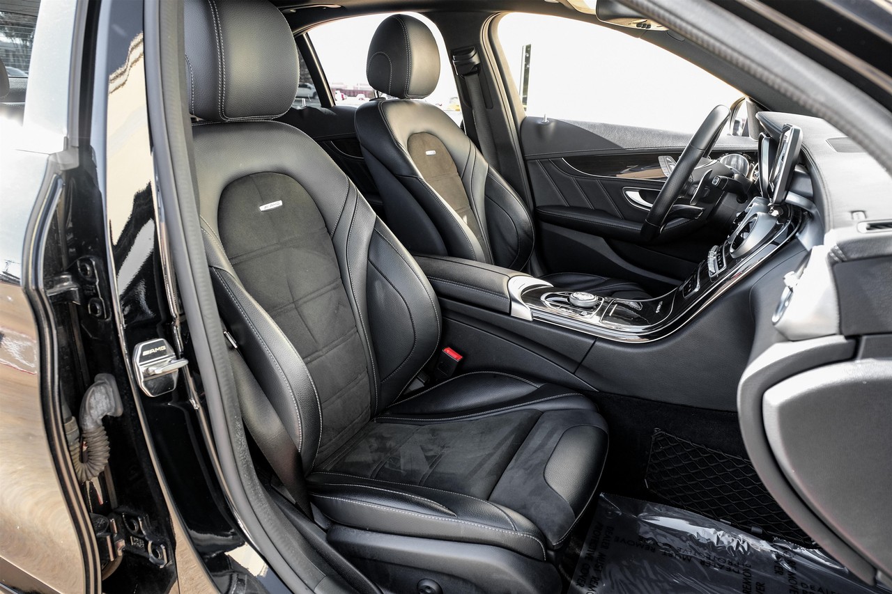 Mercedes-Benz C-Class Vehicle Main Gallery Image 34