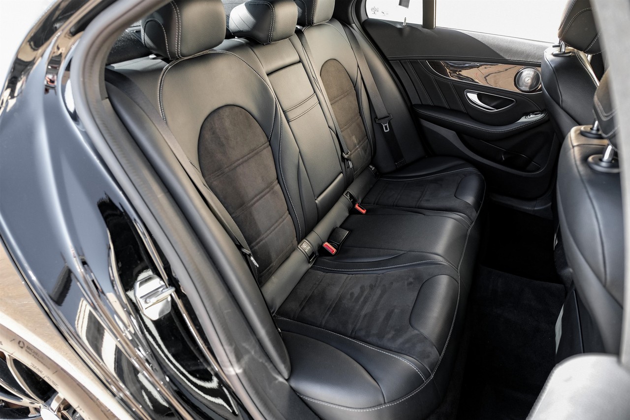 Mercedes-Benz C-Class Vehicle Main Gallery Image 35