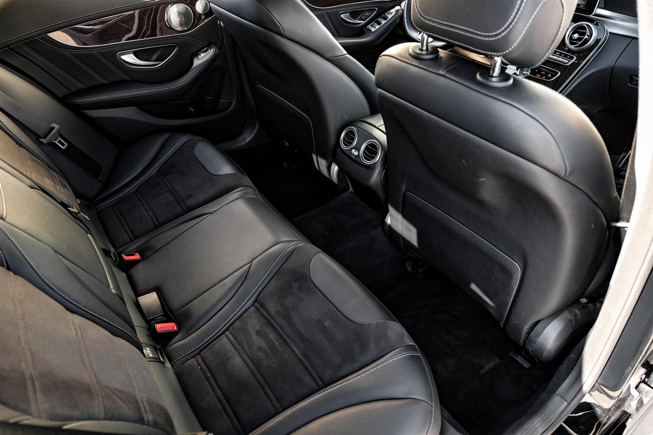 Mercedes-Benz C-Class Vehicle Main Gallery Image 36