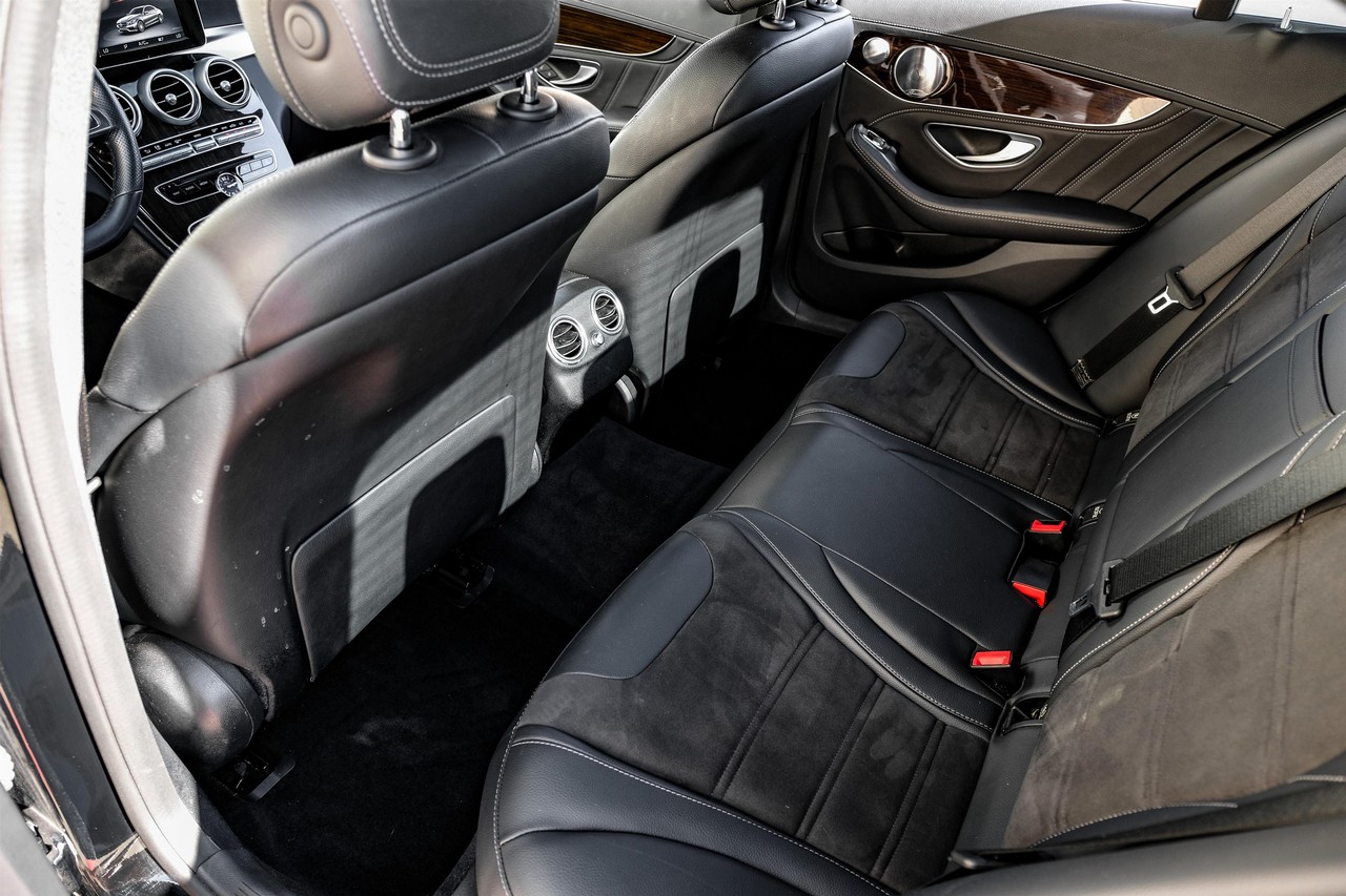 Mercedes-Benz C-Class Vehicle Main Gallery Image 37