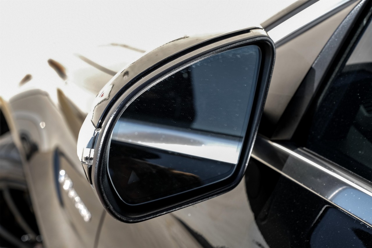 Mercedes-Benz C-Class Vehicle Main Gallery Image 40