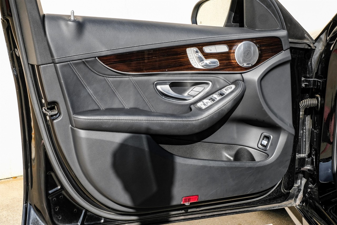 Mercedes-Benz C-Class Vehicle Main Gallery Image 41