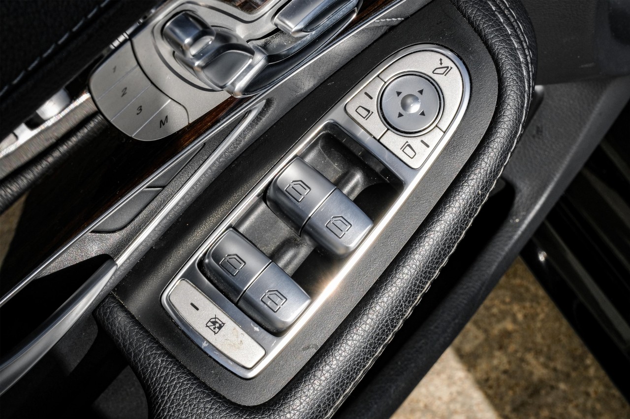 Mercedes-Benz C-Class Vehicle Main Gallery Image 42