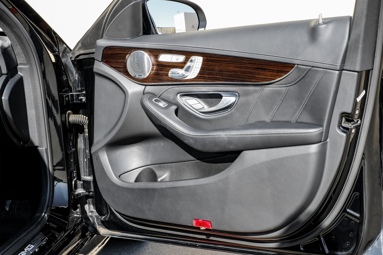 Mercedes-Benz C-Class Vehicle Main Gallery Image 43
