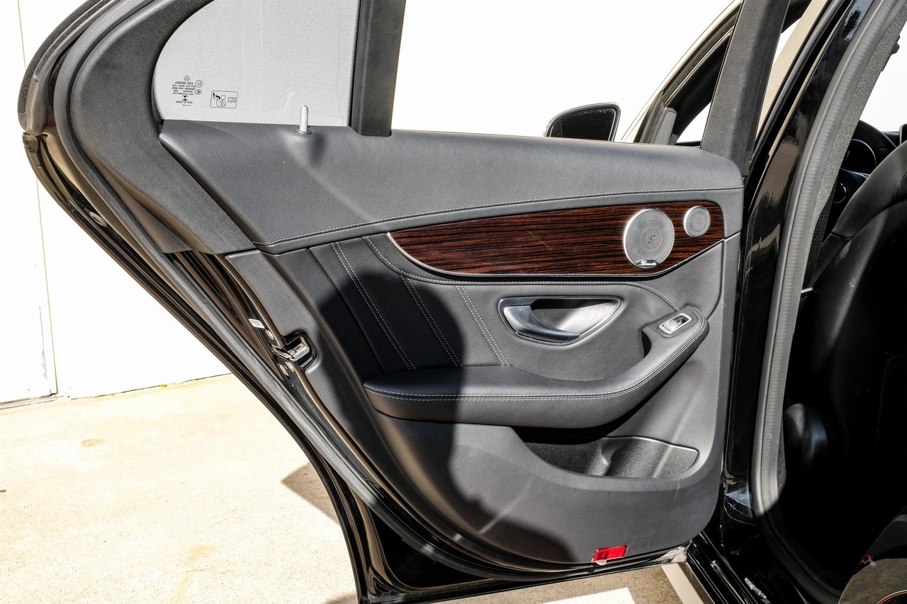 Mercedes-Benz C-Class Vehicle Main Gallery Image 44