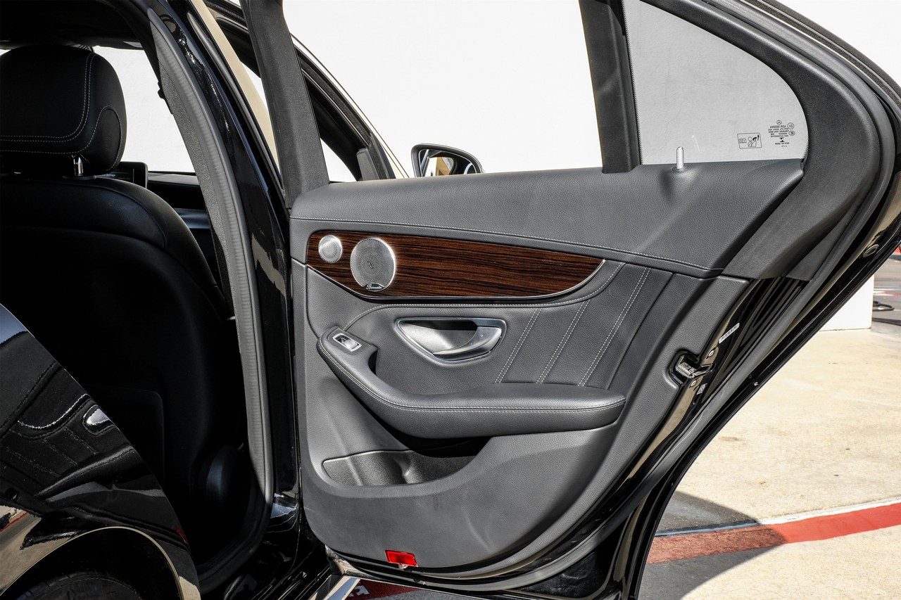 Mercedes-Benz C-Class Vehicle Main Gallery Image 45