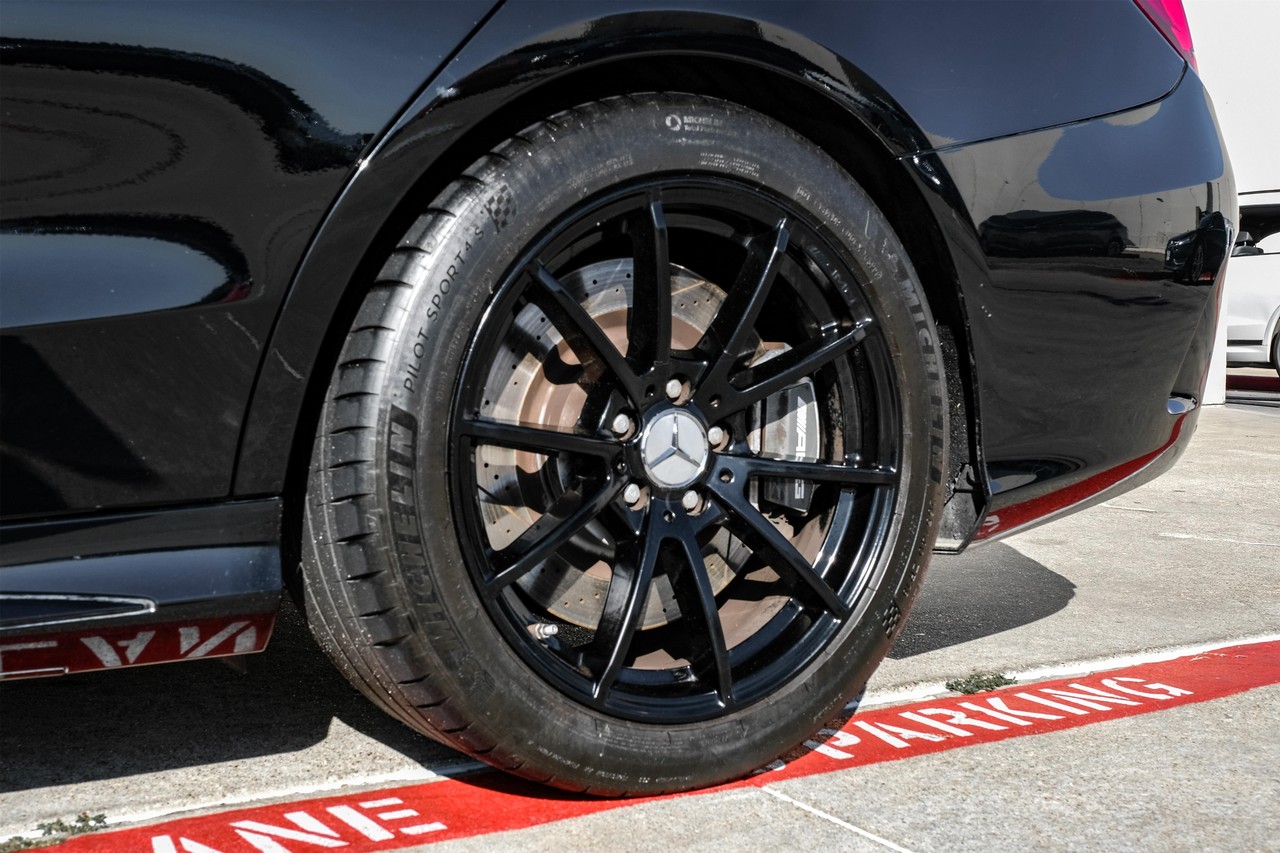 Mercedes-Benz C-Class Vehicle Main Gallery Image 53