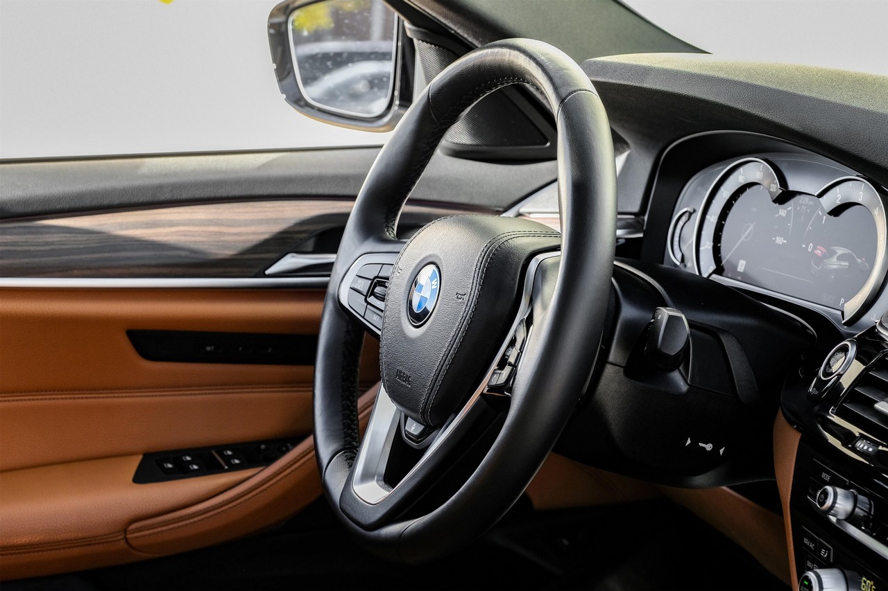 BMW 5 Series Vehicle Main Gallery Image 14