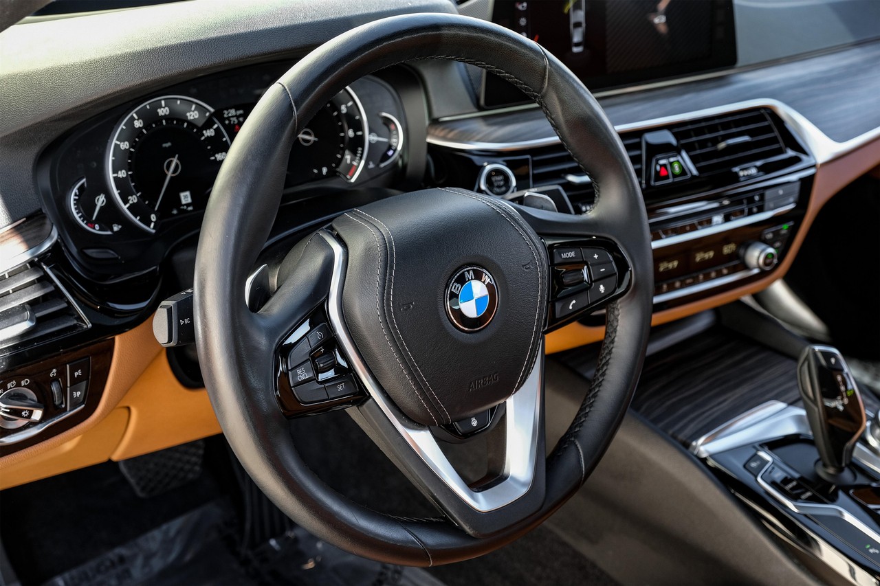 BMW 5 Series Vehicle Main Gallery Image 16