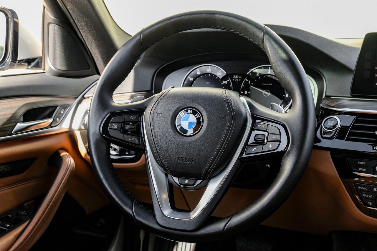 BMW 5 Series Vehicle Main Gallery Image 17