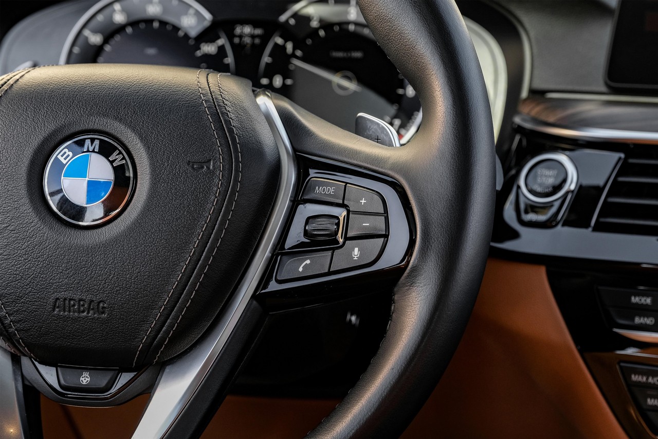 BMW 5 Series Vehicle Main Gallery Image 19