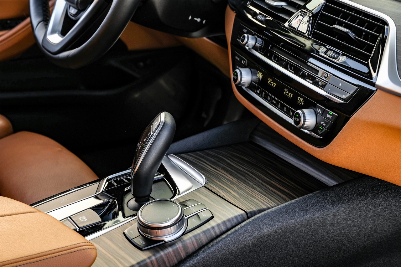 BMW 5 Series Vehicle Main Gallery Image 24