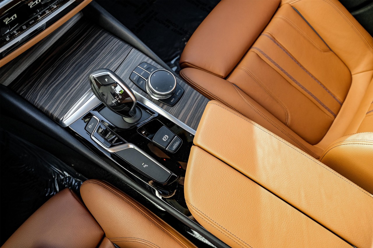 BMW 5 Series Vehicle Main Gallery Image 25