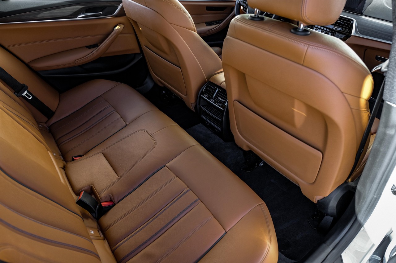 BMW 5 Series Vehicle Main Gallery Image 34