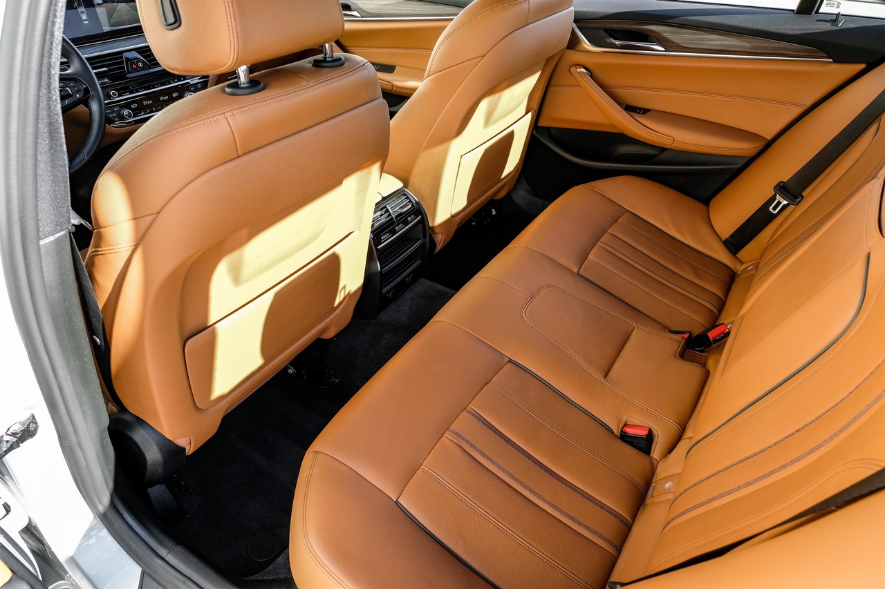 BMW 5 Series Vehicle Main Gallery Image 35