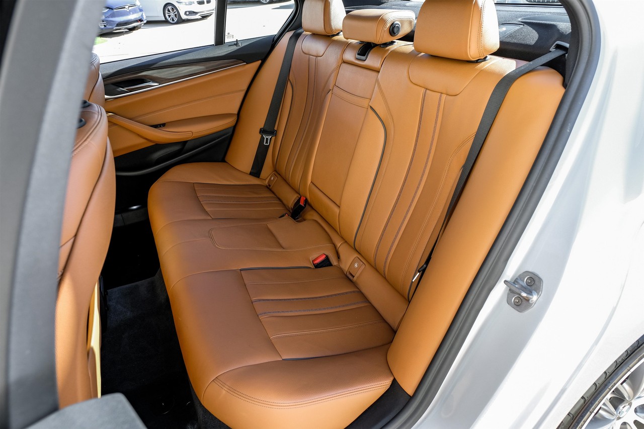 BMW 5 Series Vehicle Main Gallery Image 36