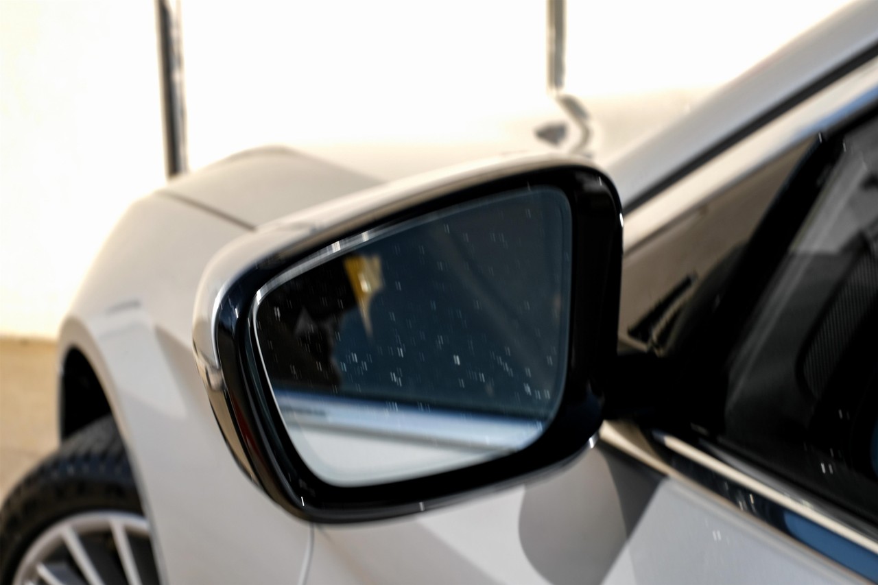 BMW 5 Series Vehicle Main Gallery Image 38