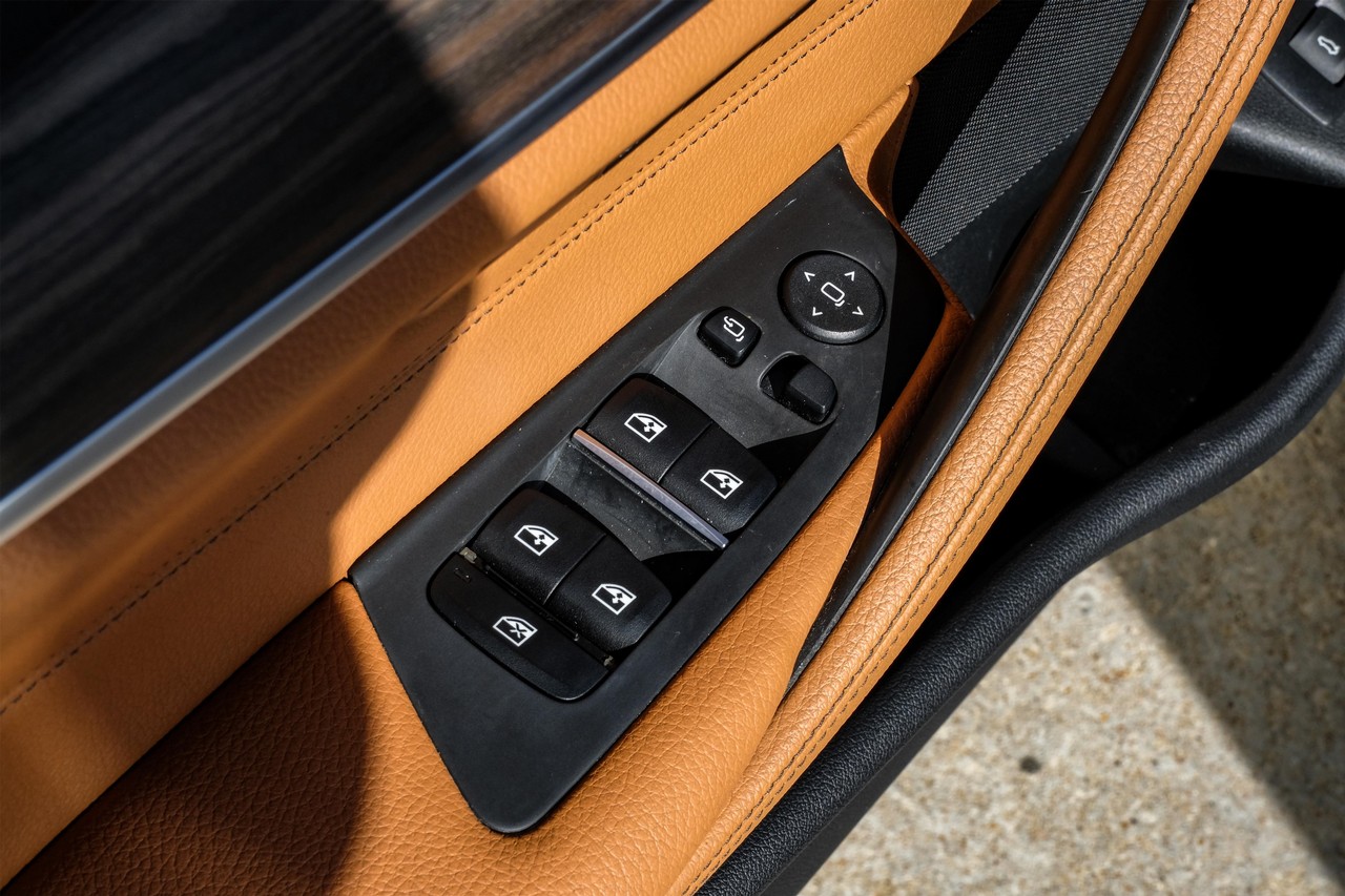 BMW 5 Series Vehicle Main Gallery Image 40