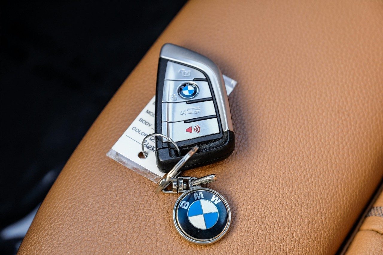 BMW 5 Series Vehicle Main Gallery Image 52