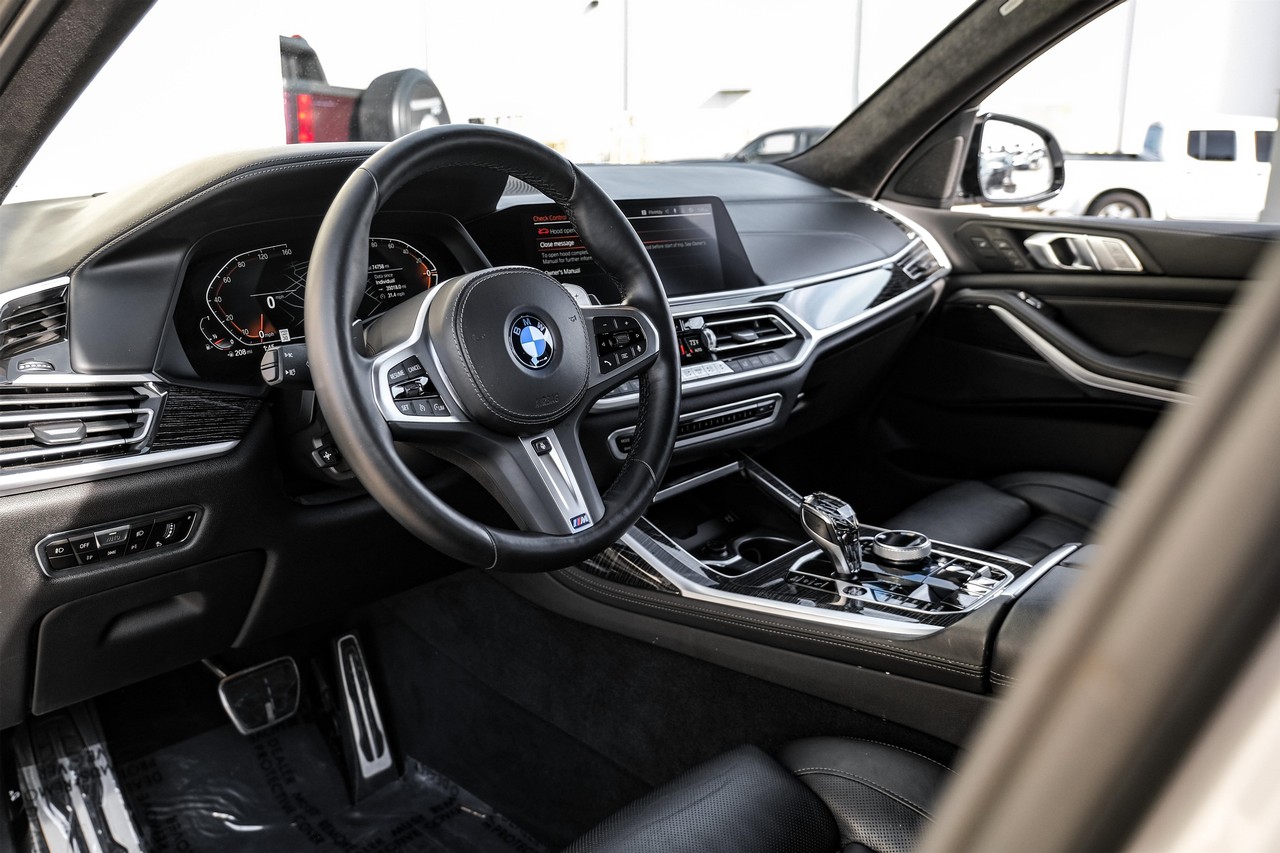 BMW X7 Vehicle Main Gallery Image 03