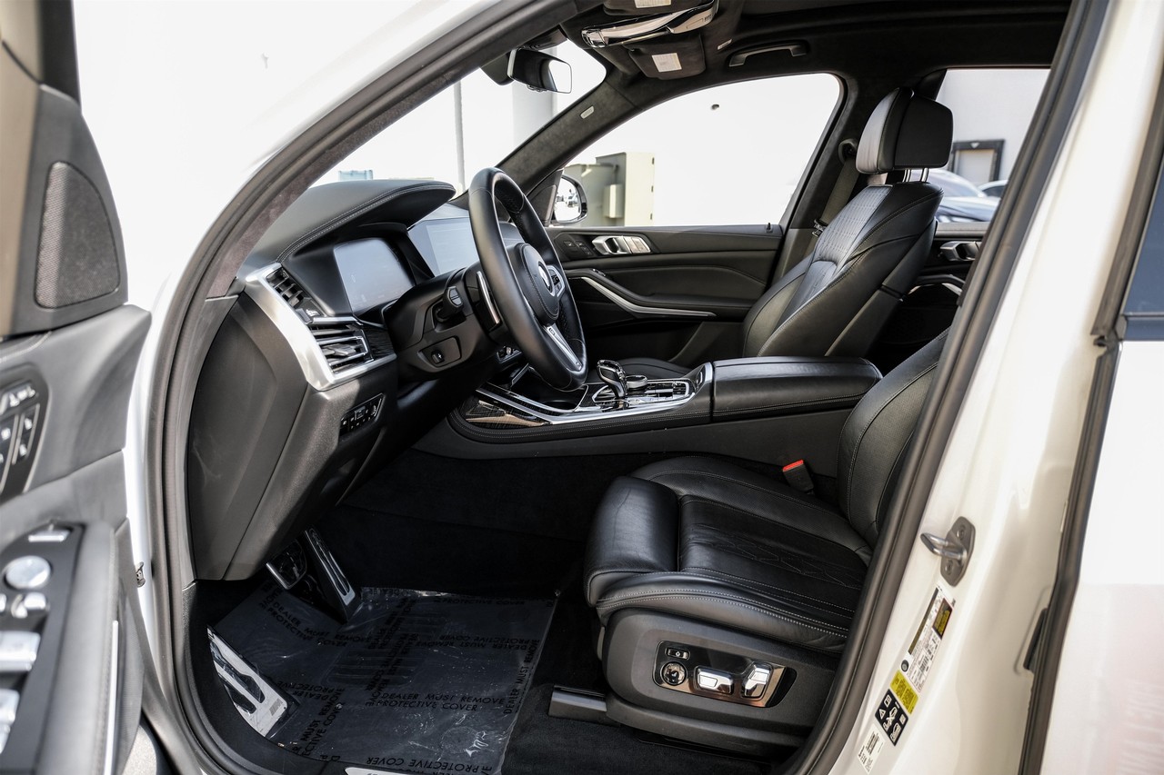 BMW X7 Vehicle Main Gallery Image 04