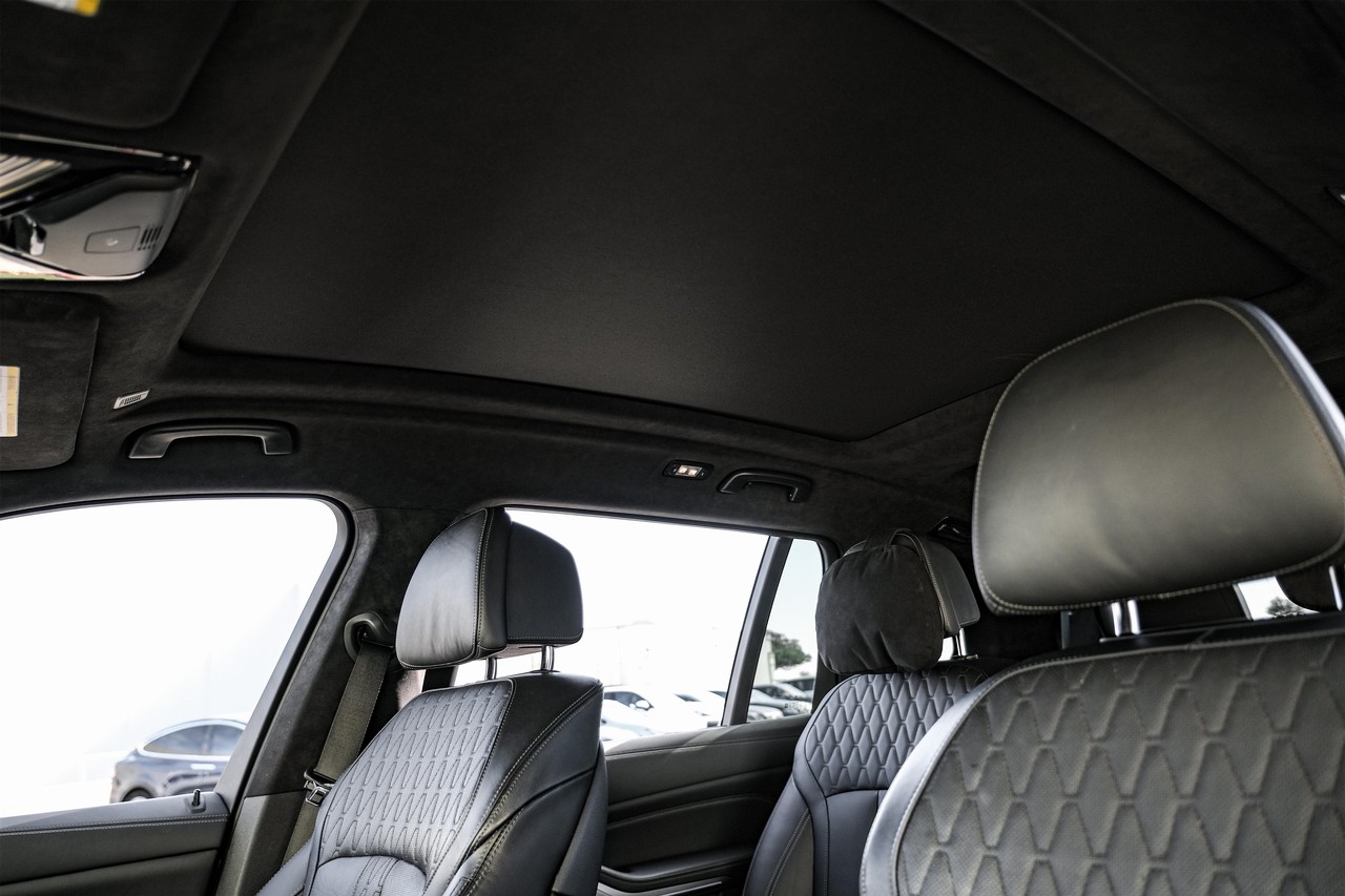 BMW X7 Vehicle Main Gallery Image 05