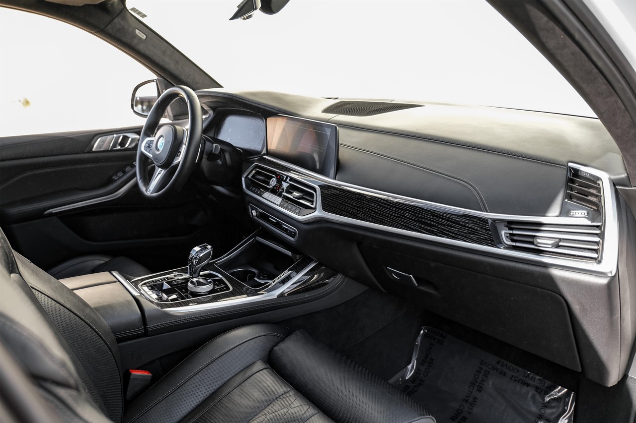 BMW X7 Vehicle Main Gallery Image 13