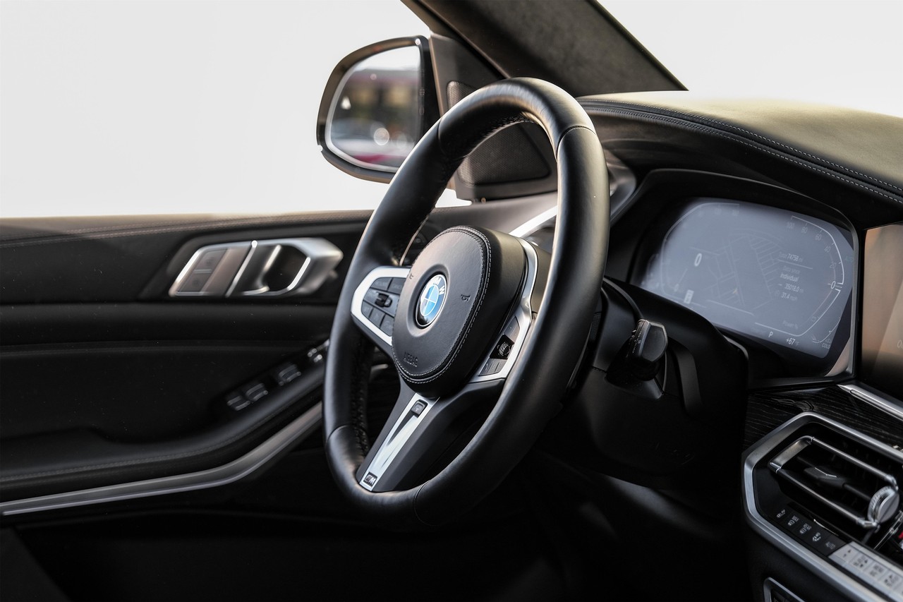 BMW X7 Vehicle Main Gallery Image 14