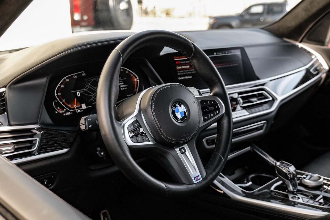 BMW X7 Vehicle Main Gallery Image 16