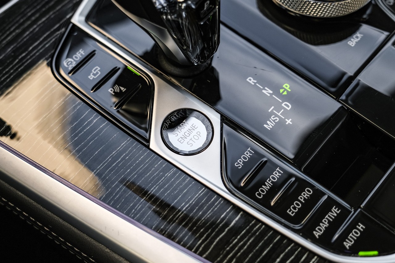 BMW X7 Vehicle Main Gallery Image 21