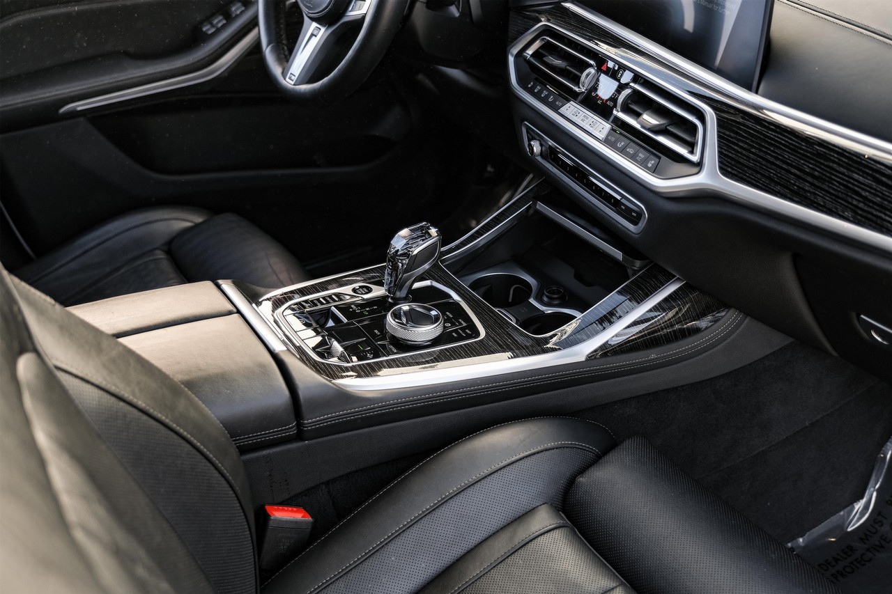BMW X7 Vehicle Main Gallery Image 24
