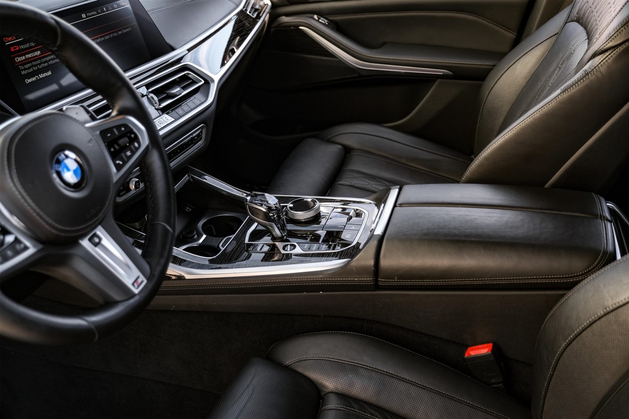 BMW X7 Vehicle Main Gallery Image 25