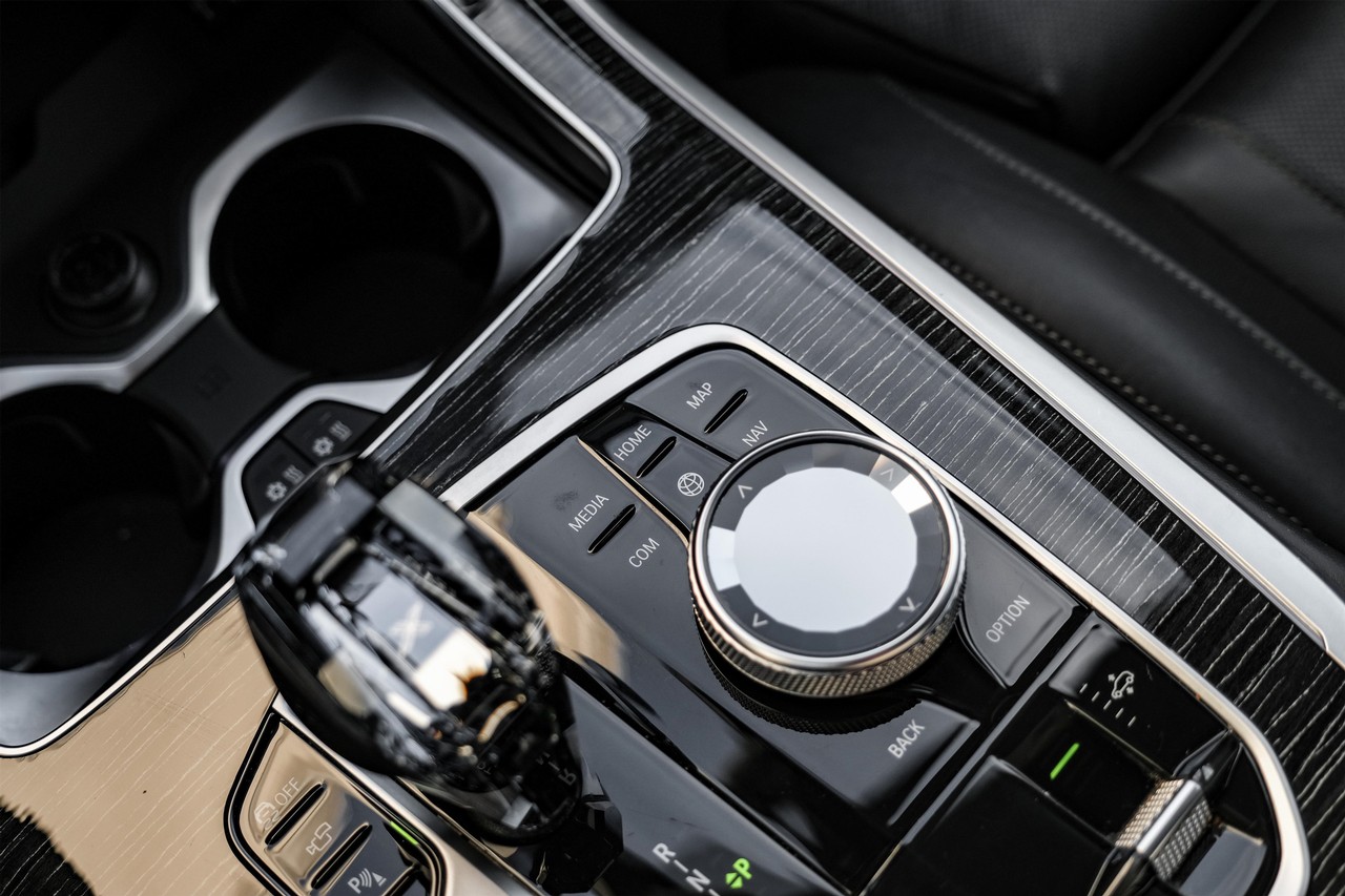 BMW X7 Vehicle Main Gallery Image 27