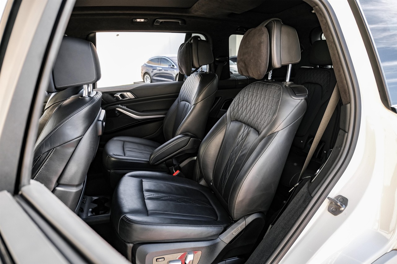 BMW X7 Vehicle Main Gallery Image 31