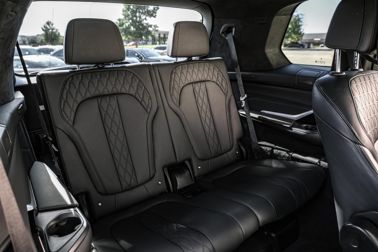 BMW X7 Vehicle Main Gallery Image 32