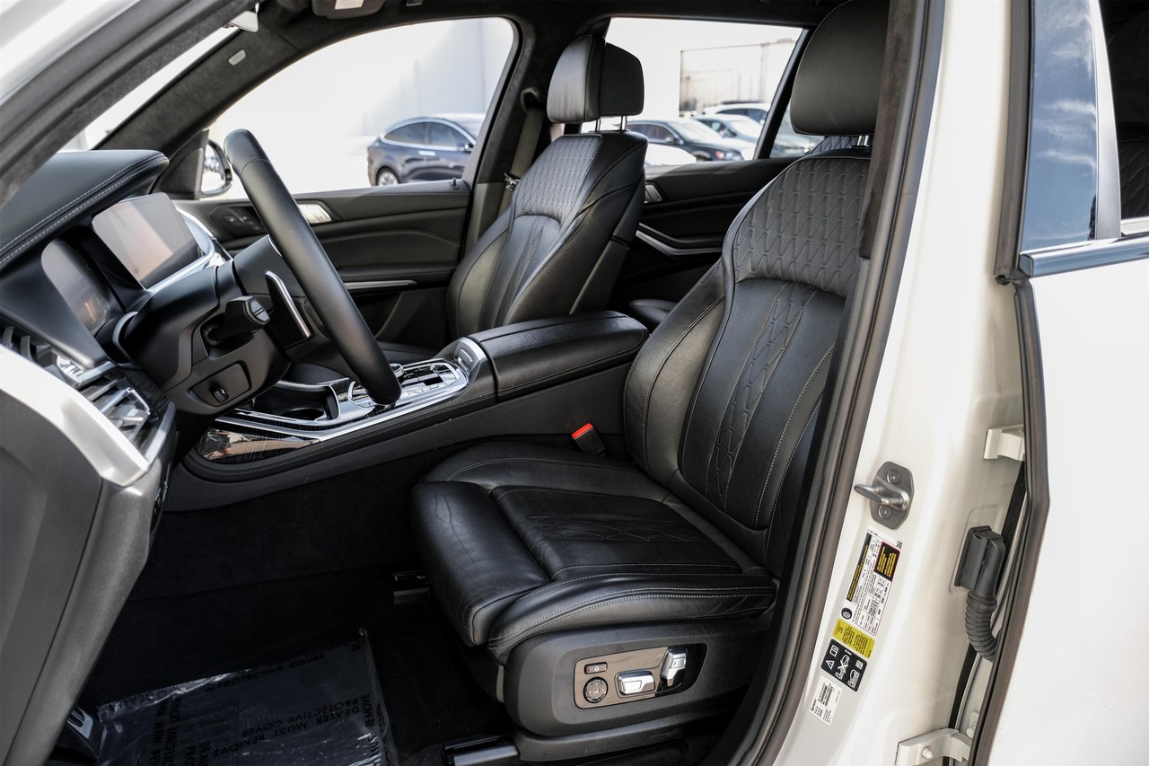 BMW X7 Vehicle Main Gallery Image 33
