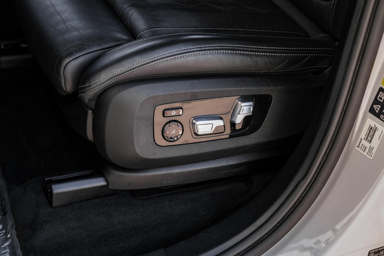 BMW X7 Vehicle Main Gallery Image 34