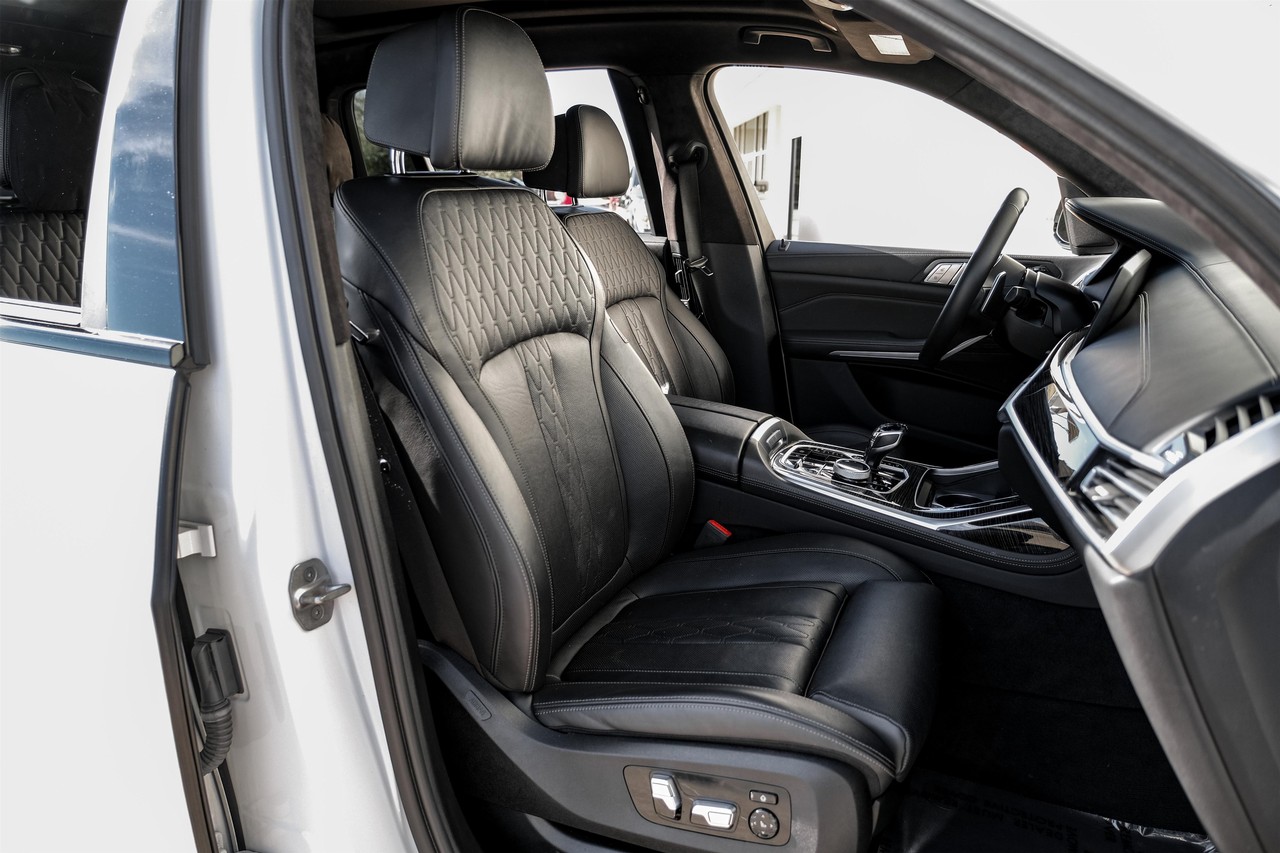 BMW X7 Vehicle Main Gallery Image 35