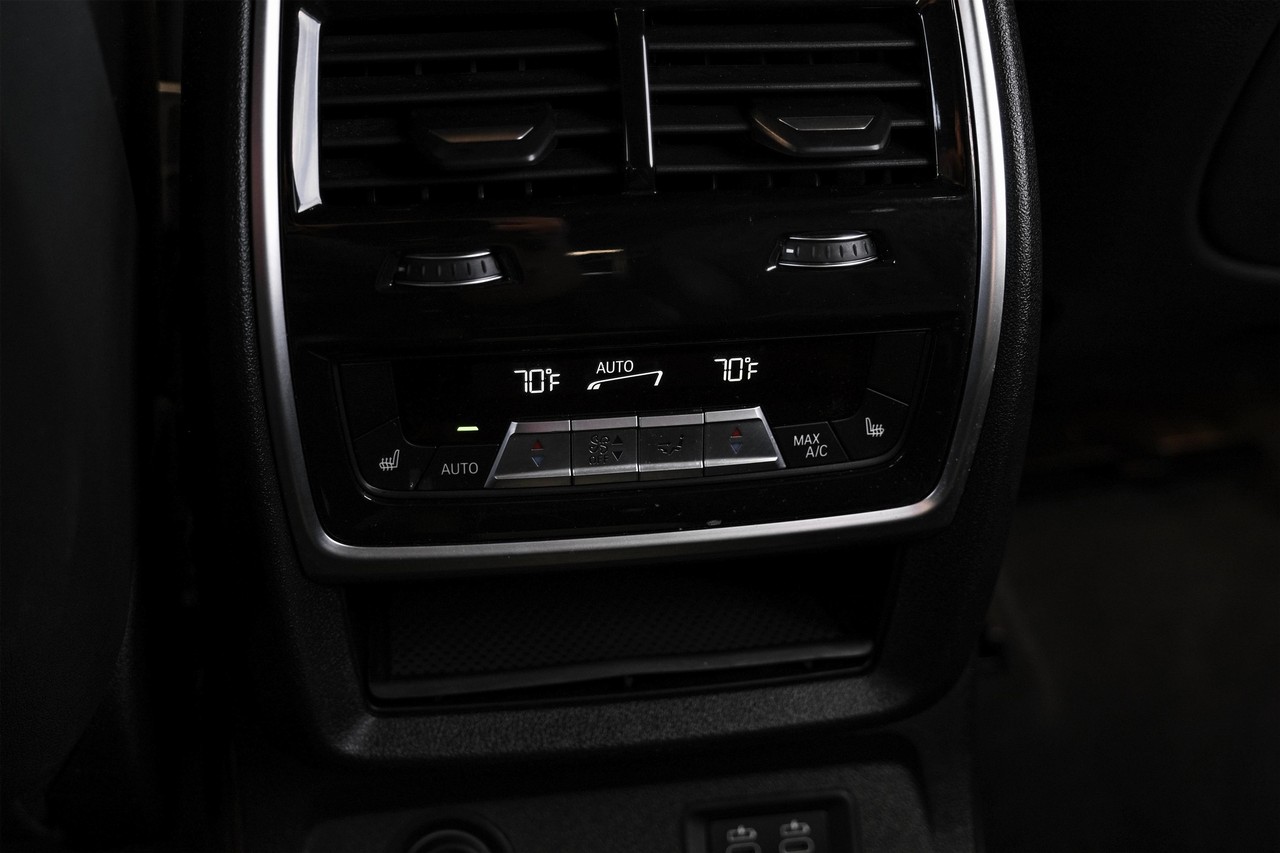 BMW X7 Vehicle Main Gallery Image 40