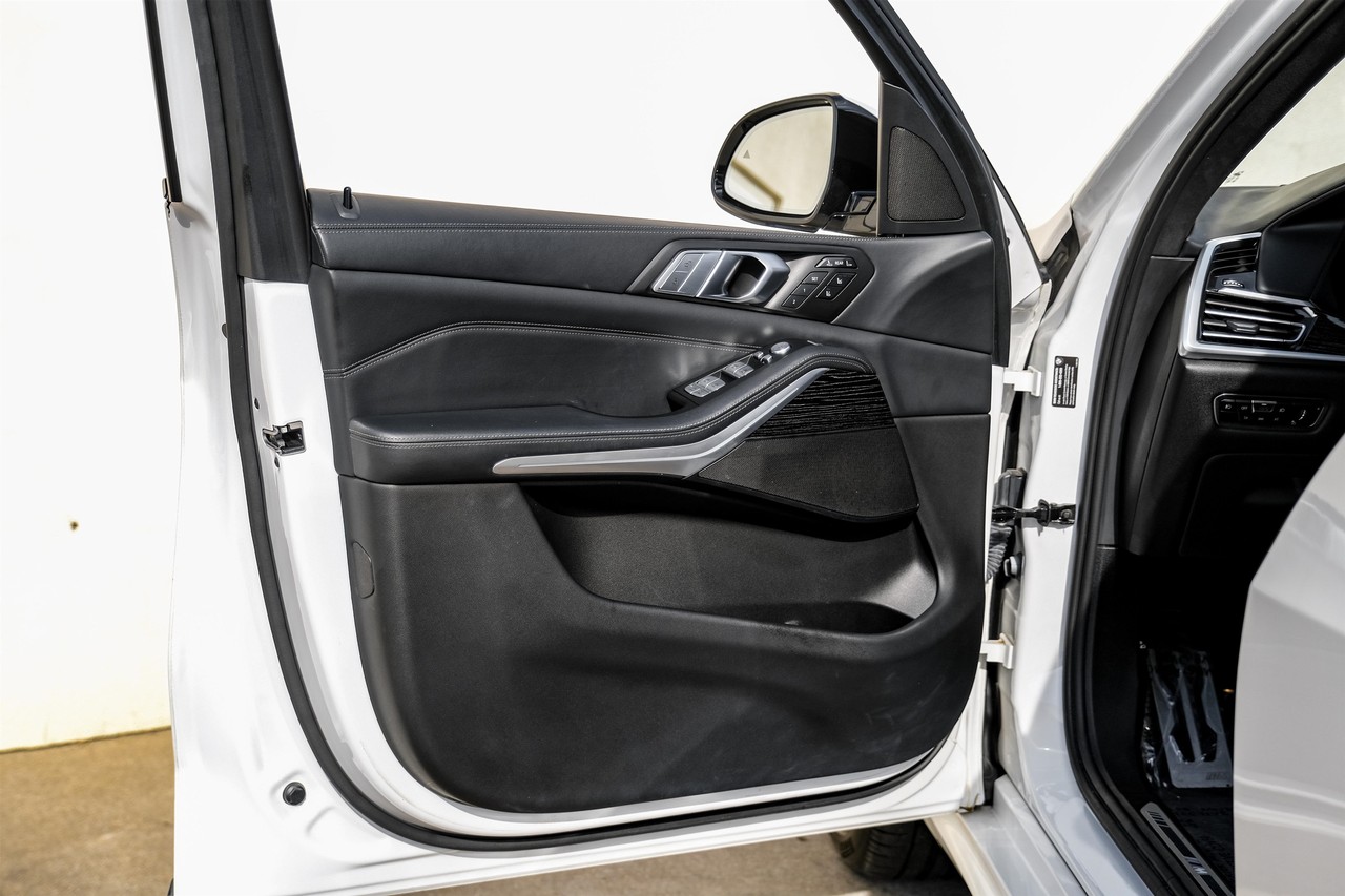 BMW X7 Vehicle Main Gallery Image 43