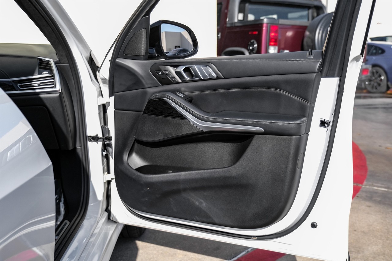 BMW X7 Vehicle Main Gallery Image 45