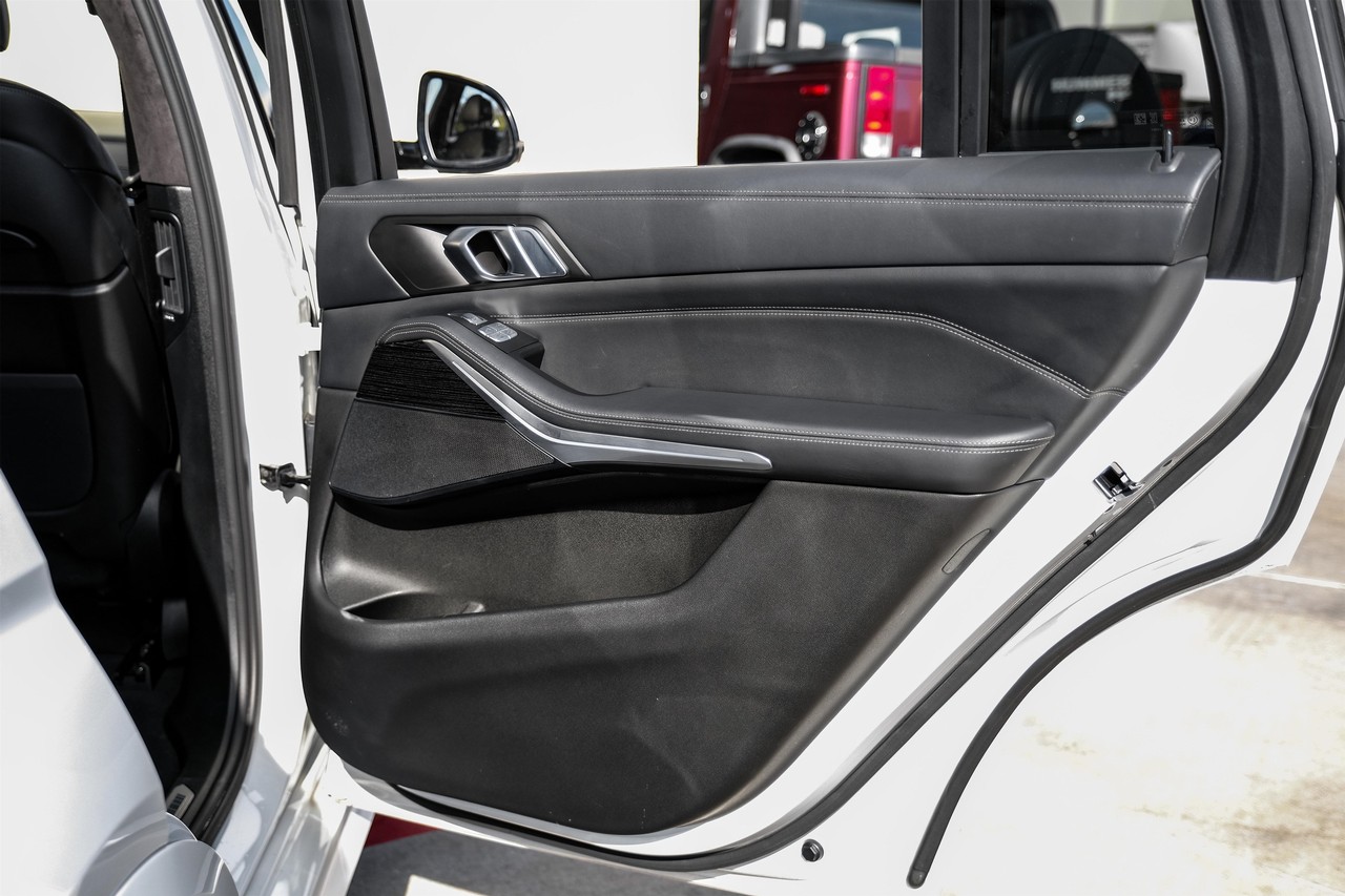 BMW X7 Vehicle Main Gallery Image 47