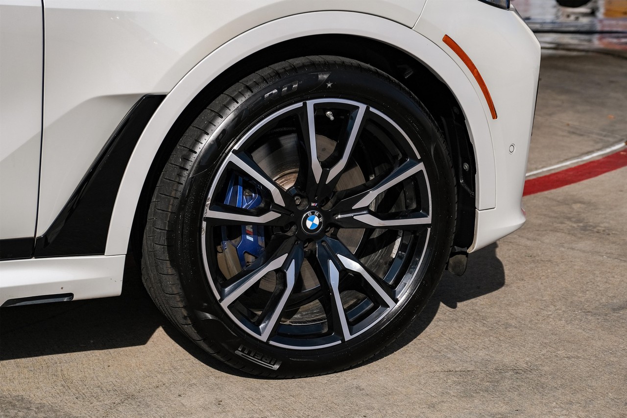 BMW X7 Vehicle Main Gallery Image 56