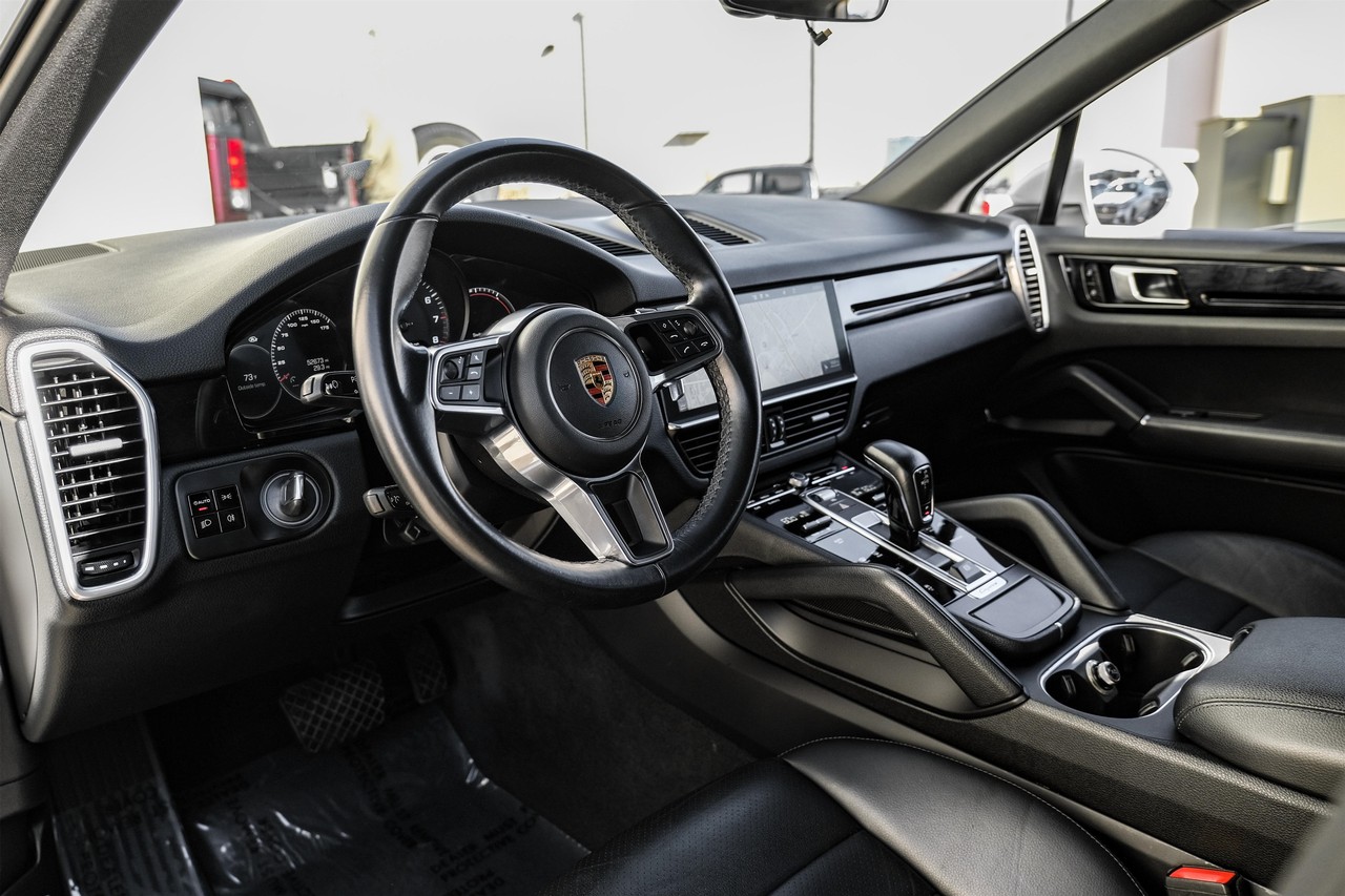 Porsche Cayenne Vehicle Main Gallery Image 03