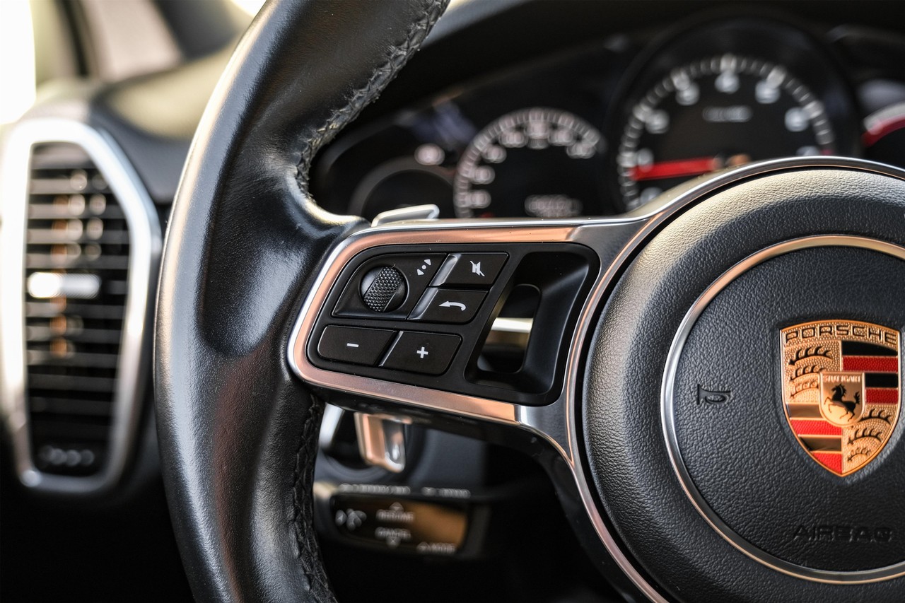 Porsche Cayenne Vehicle Main Gallery Image 17