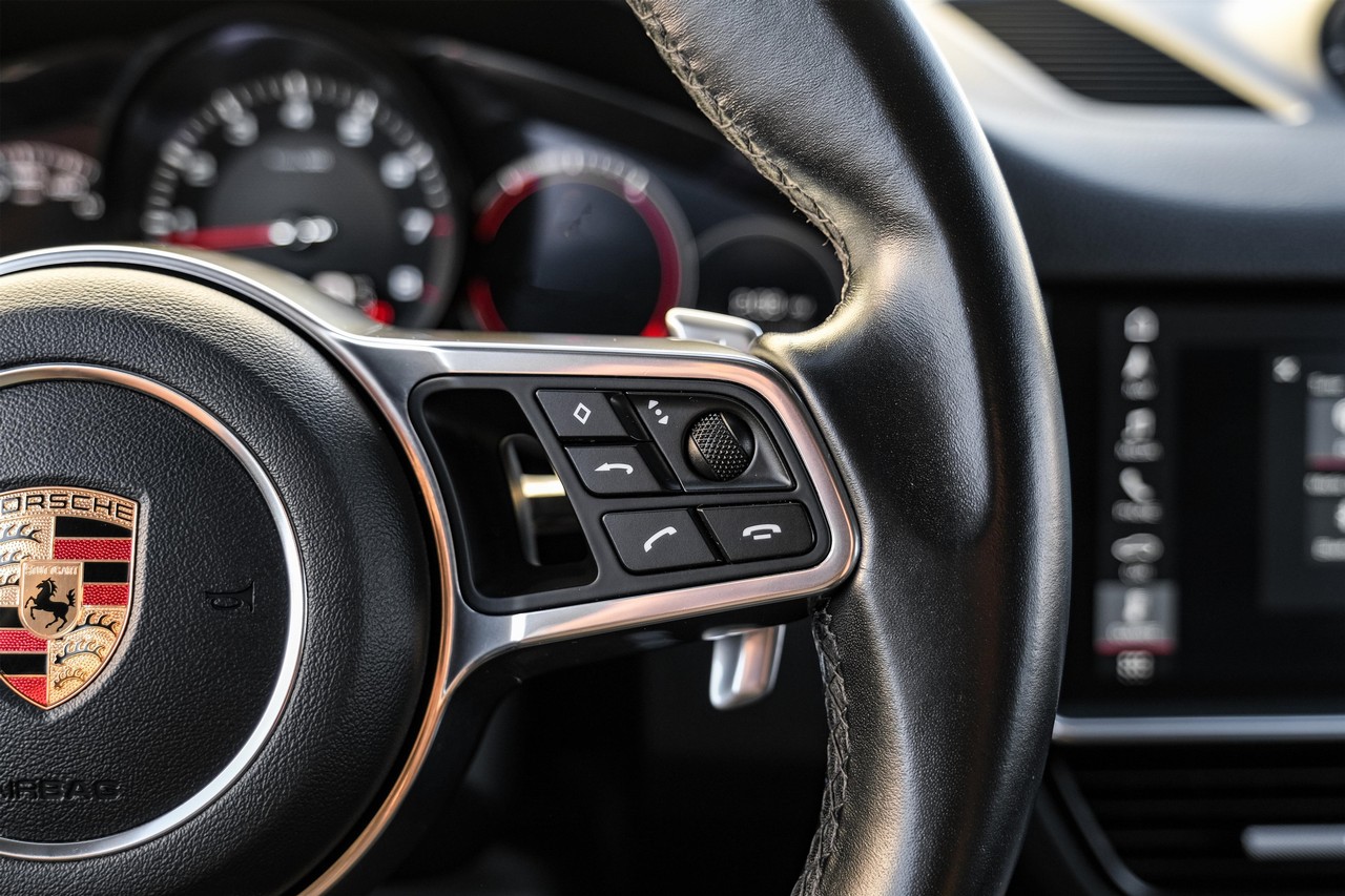 Porsche Cayenne Vehicle Main Gallery Image 18