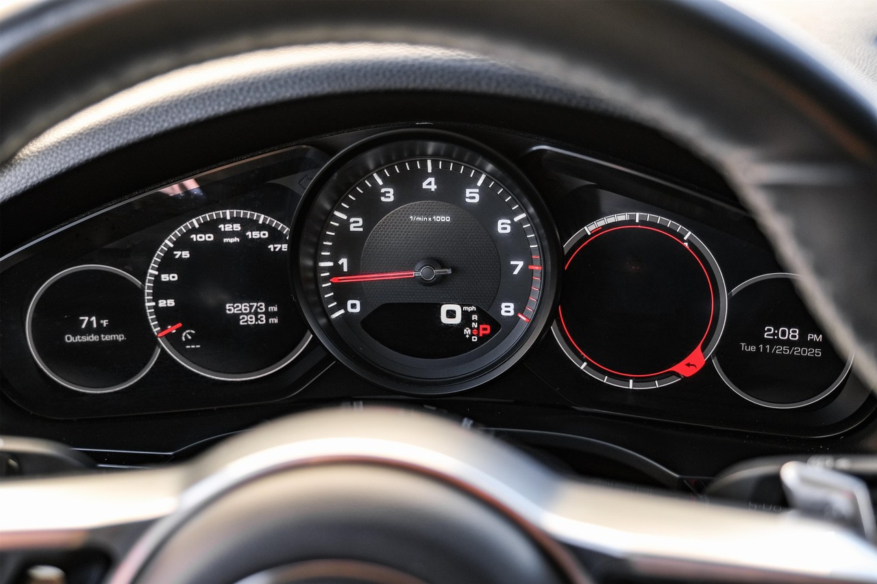 Porsche Cayenne Vehicle Main Gallery Image 19