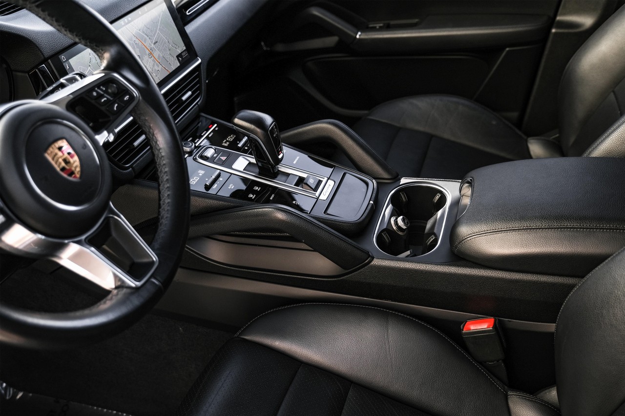 Porsche Cayenne Vehicle Main Gallery Image 24