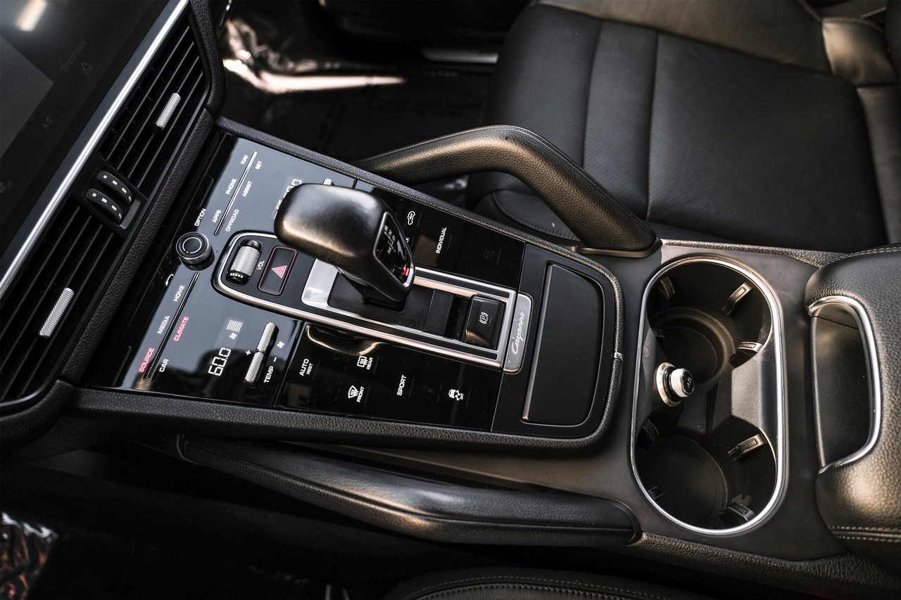 Porsche Cayenne Vehicle Main Gallery Image 25