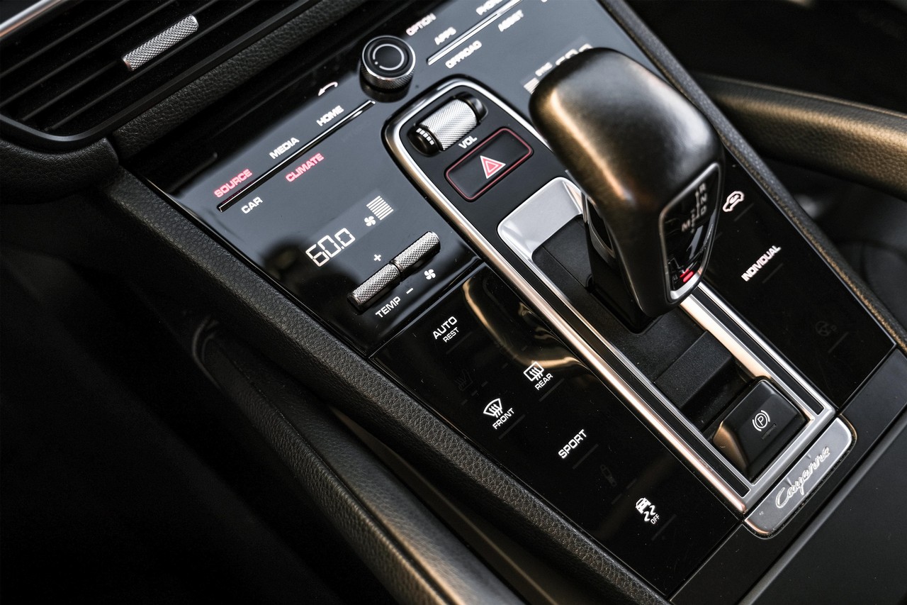 Porsche Cayenne Vehicle Main Gallery Image 26